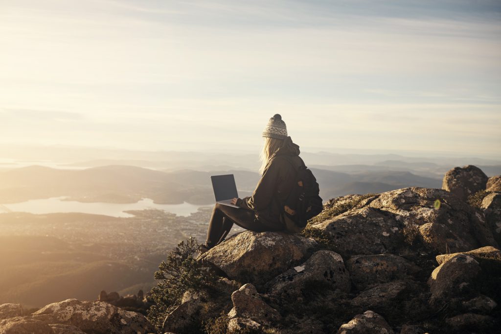 woman_mountain_face-left New, End-of-Life, and Refurbished Hardware Supply, including legacy hardware, from Procurri.